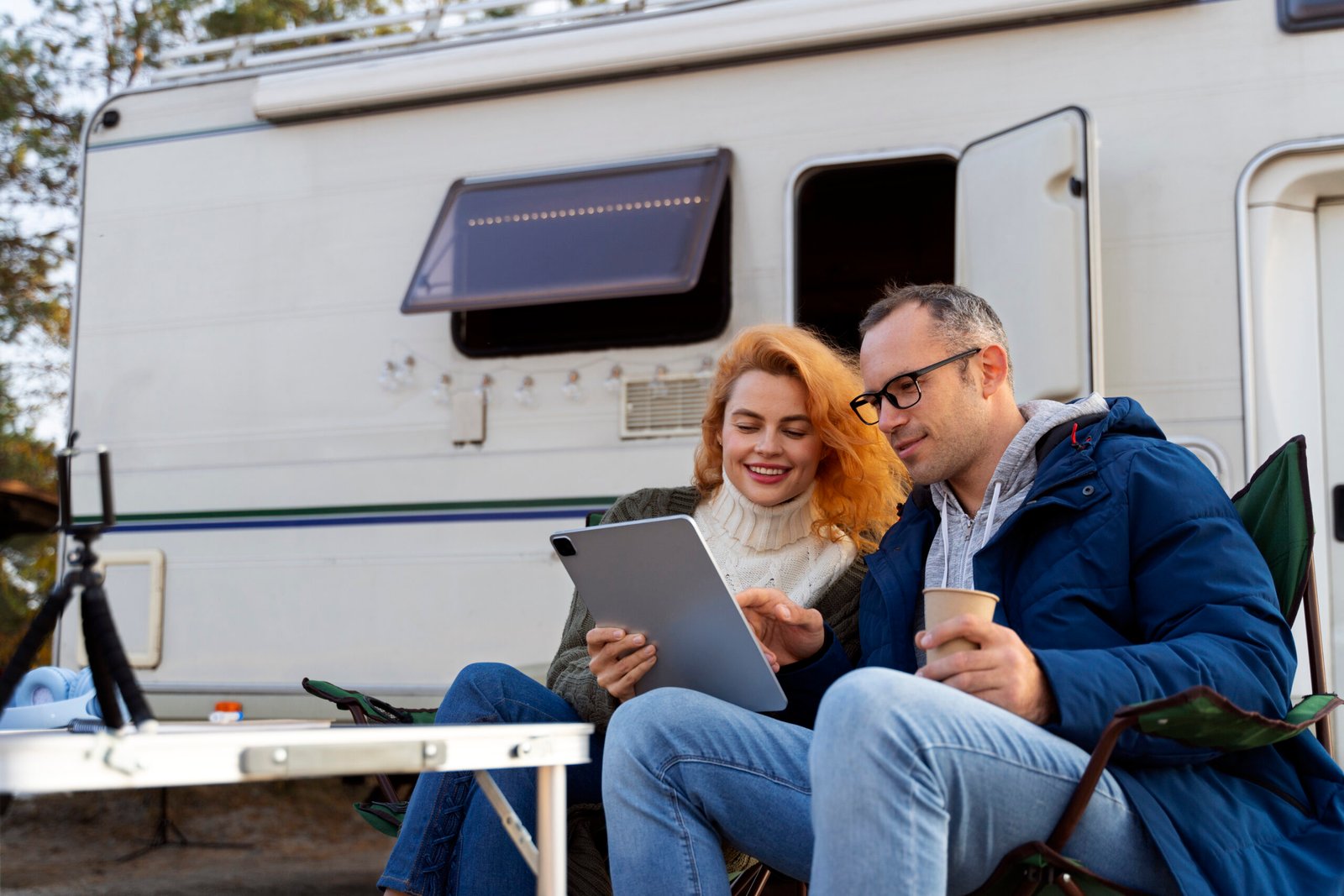 Pareja planificando su primer viaje en autocaravana