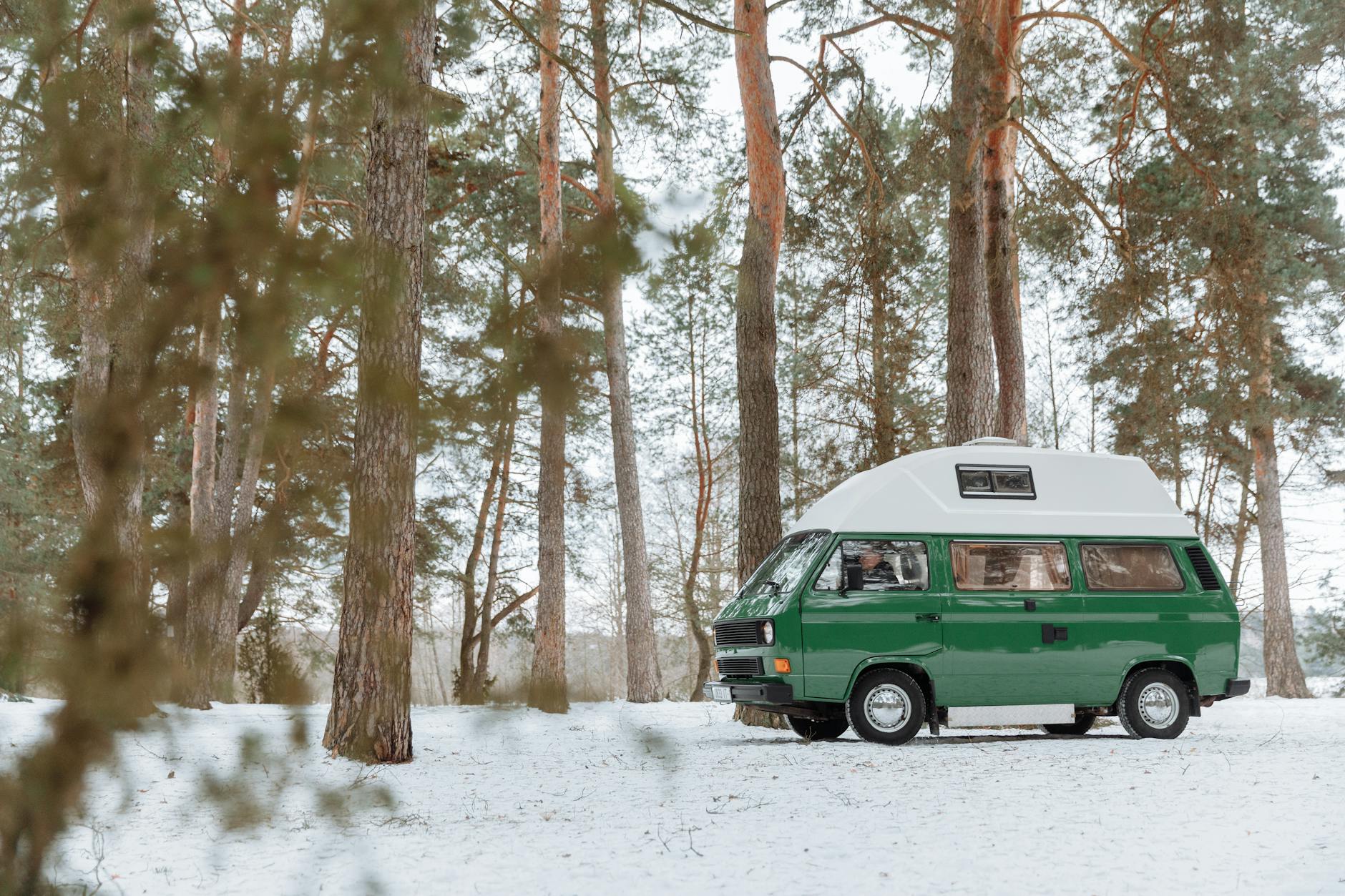 Interior acogedor de camper en tiempo frio