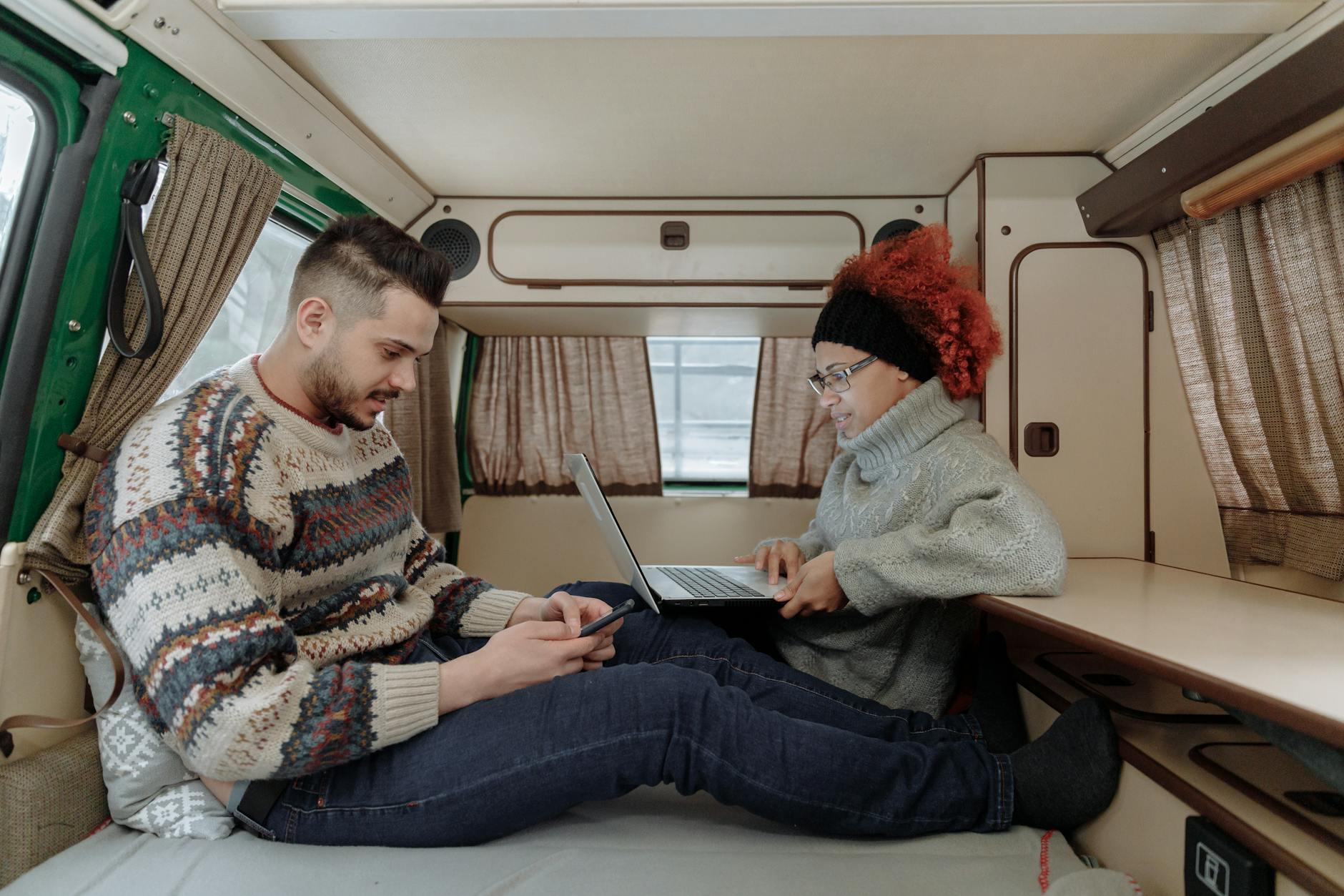 Trabajo con portatil dentro de una camper