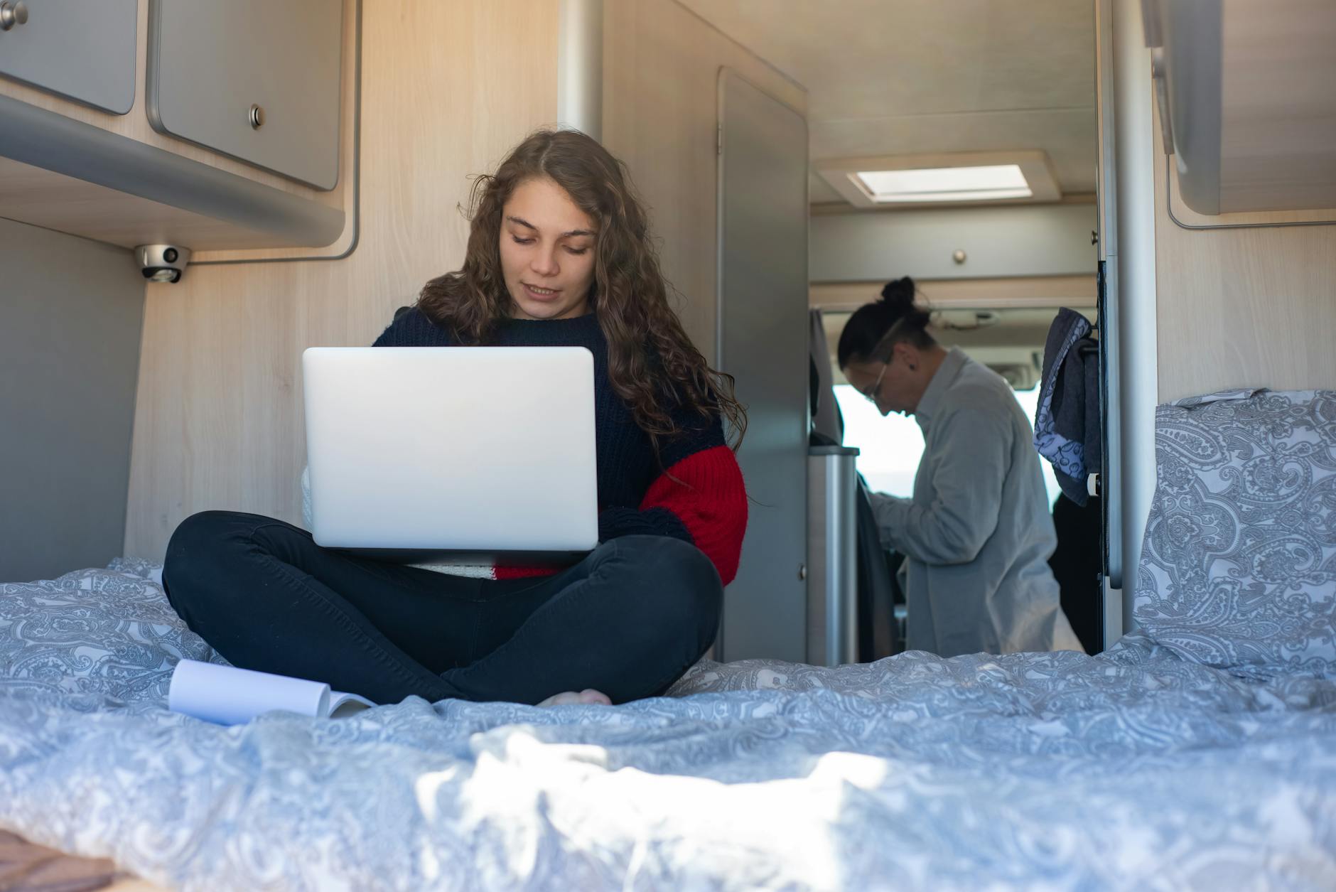 Zona electrica y de trabajo en una camper