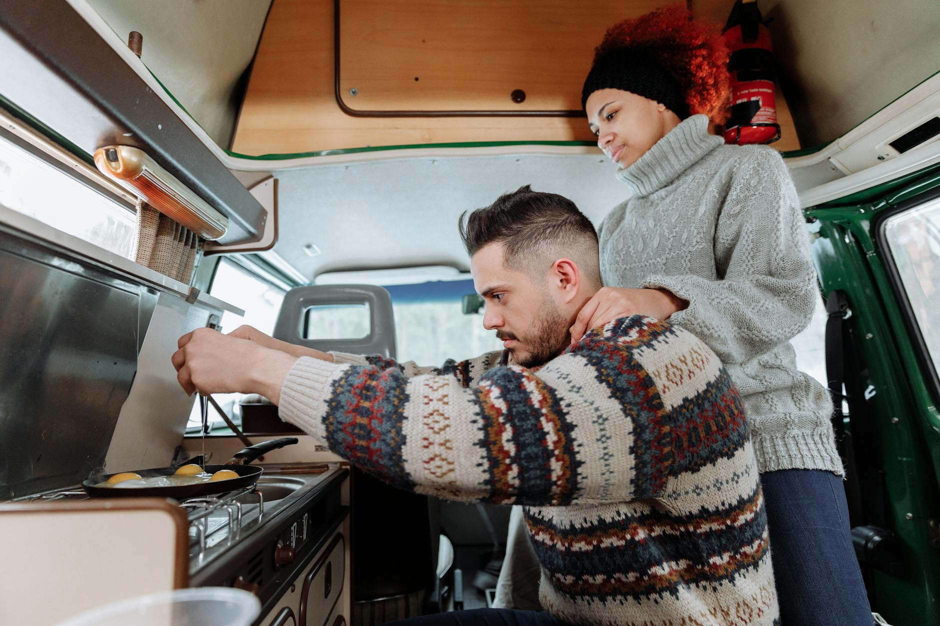 Nevera integrada en una cocina camper