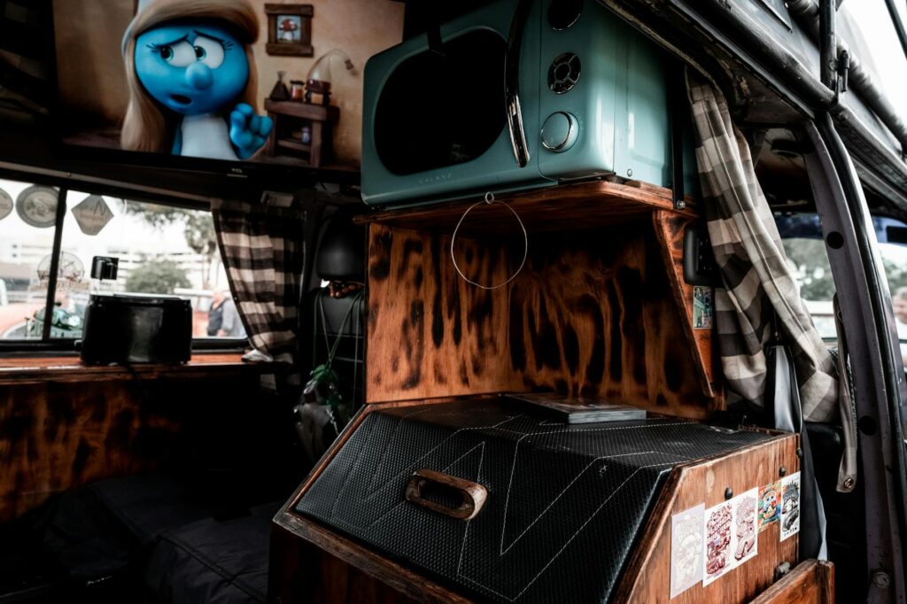 Interior de camper con espacio de cocina y nevera