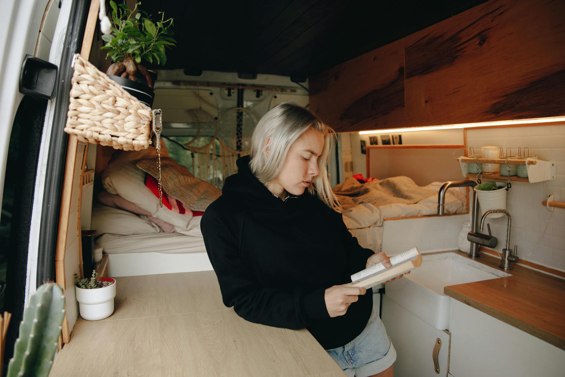 Interior de camper con cocina y almacenaje
