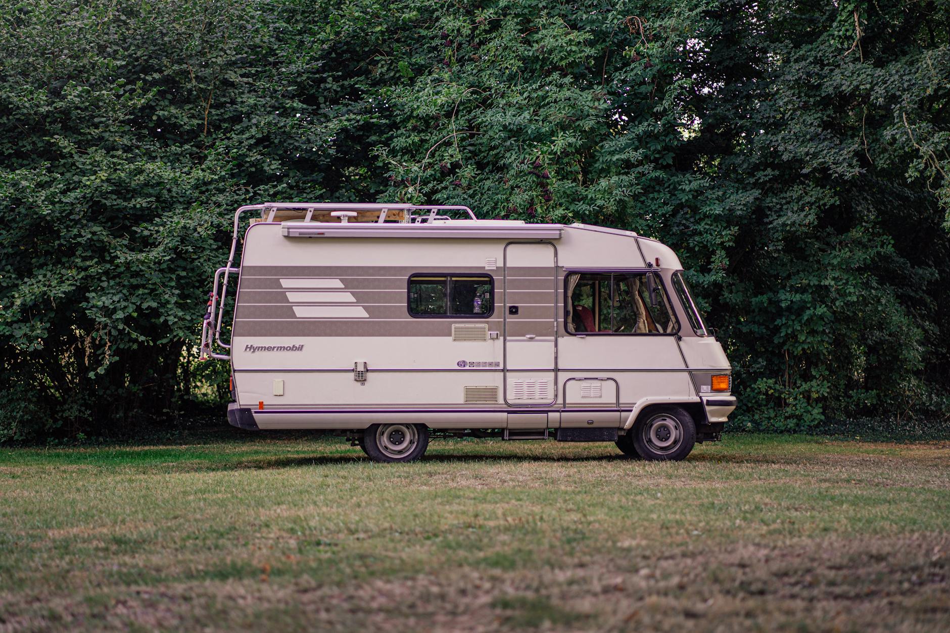 Autocaravana parada en camping