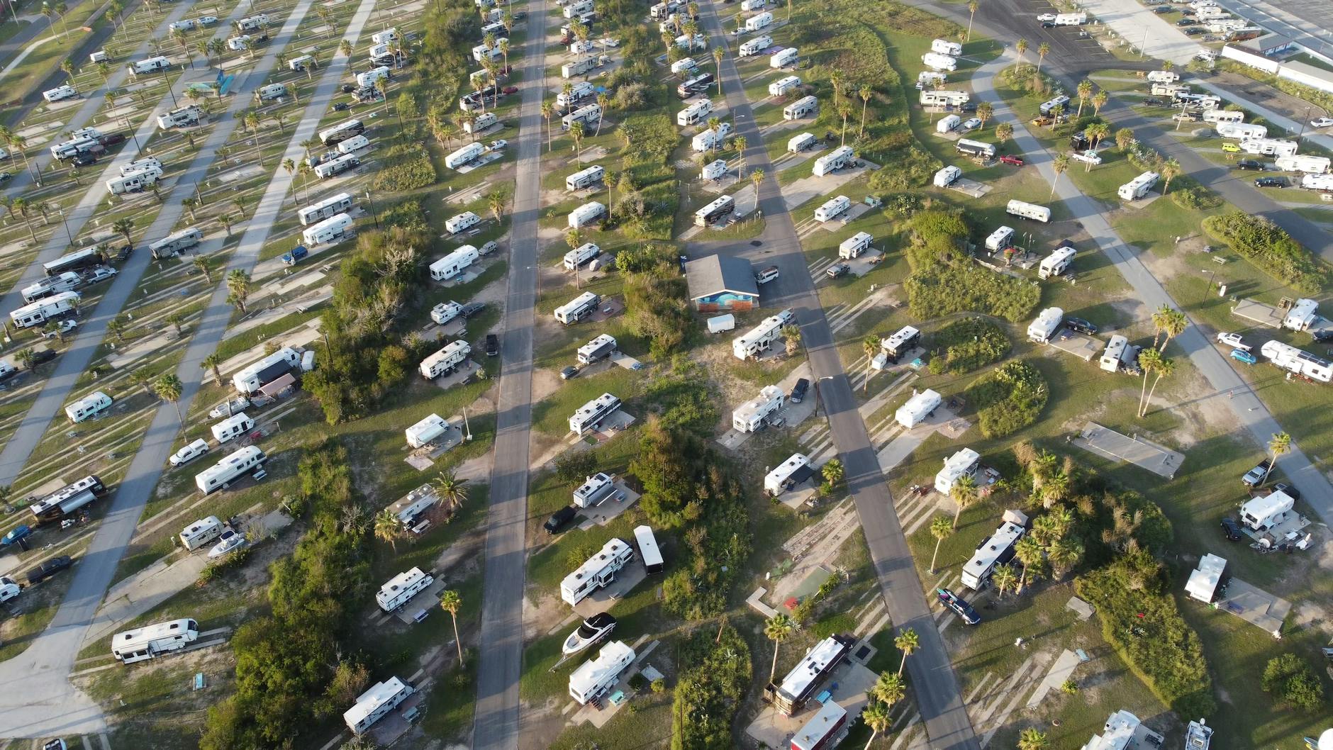 Vehiculo vivienda estacionado en una parcela