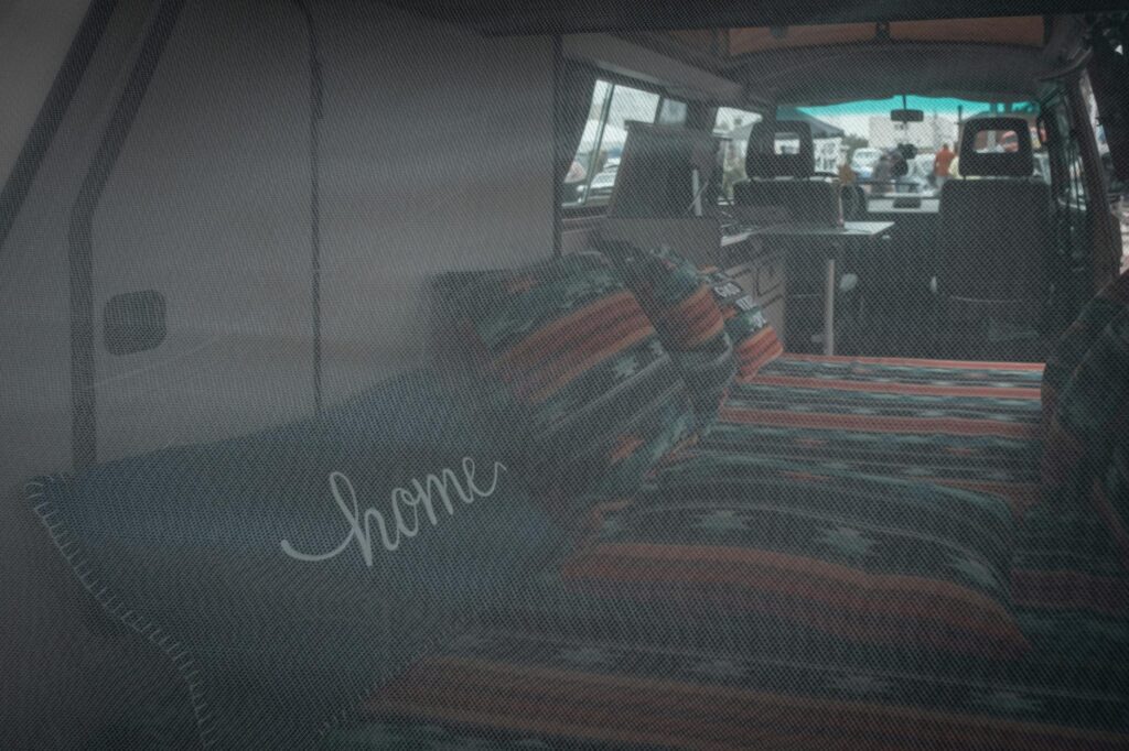 Interior de camper con ventanas y privacidad