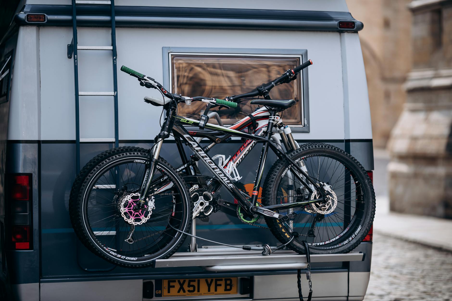 Bicicletas junto a una autocaravana en ruta