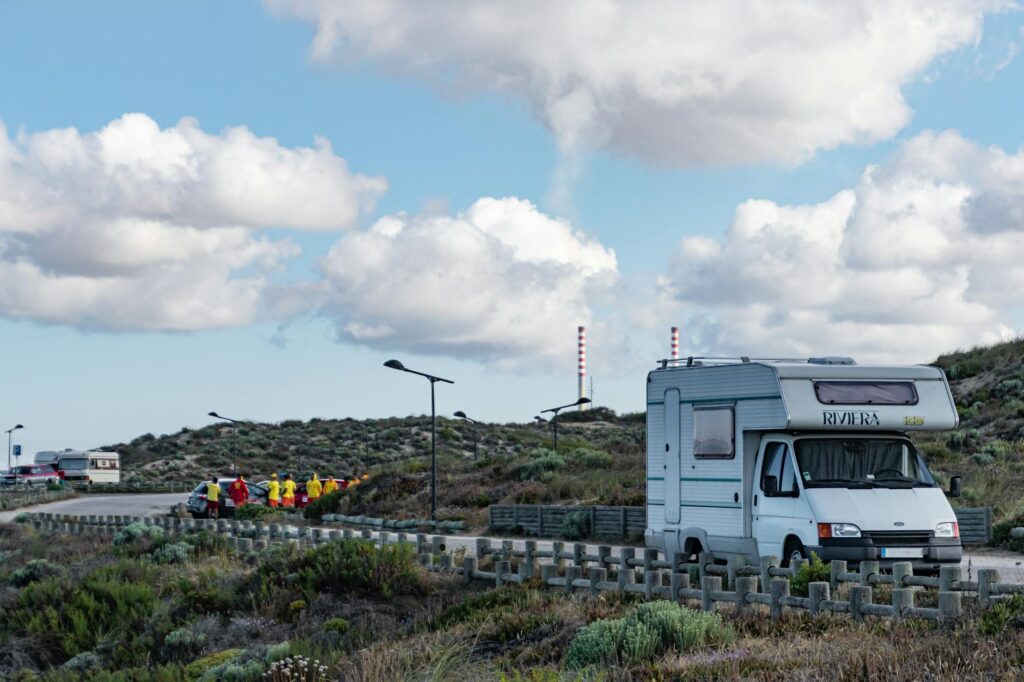 Autocaravana viajando por carretera