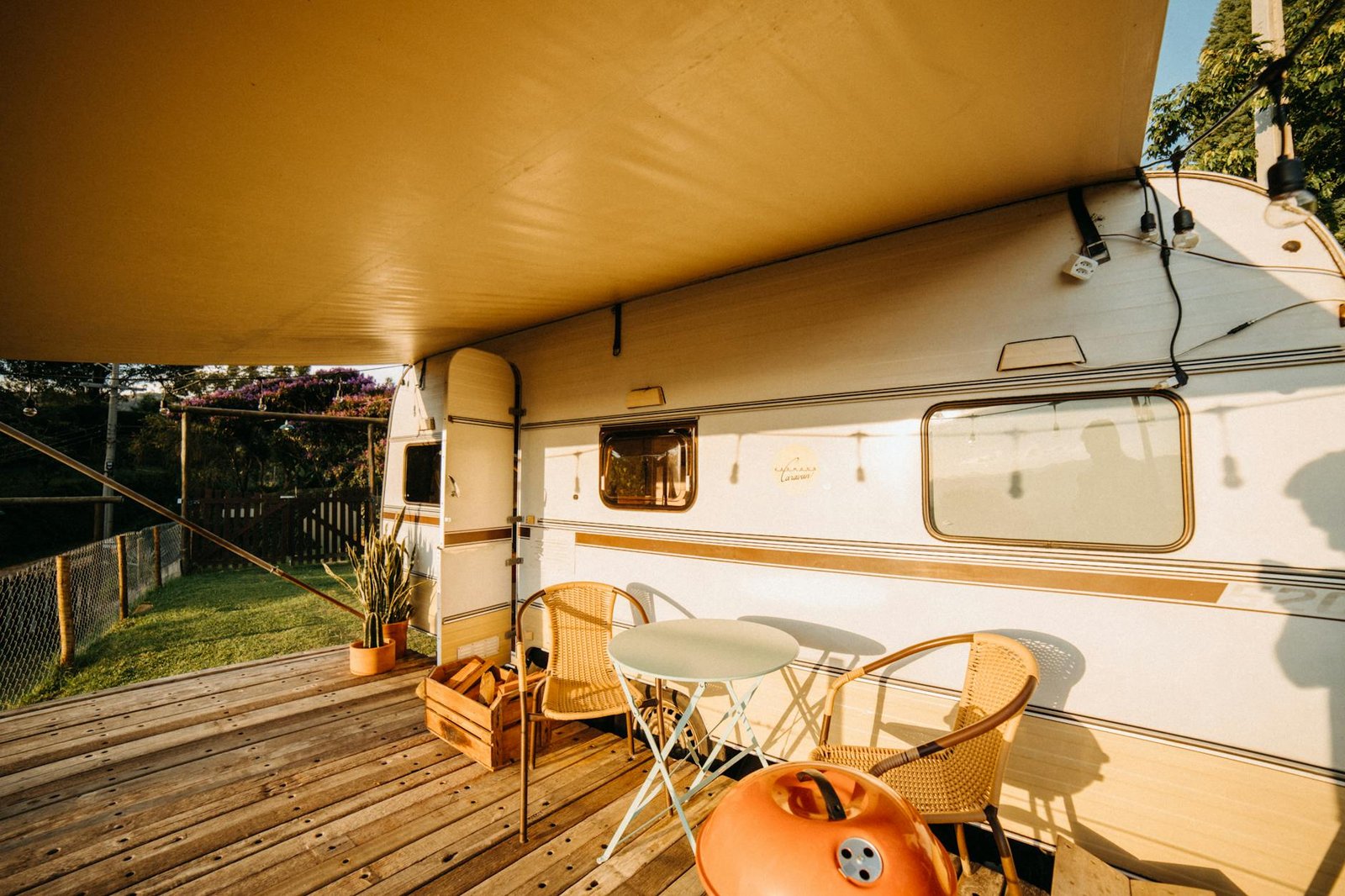 Zona exterior con toldo en una caravana