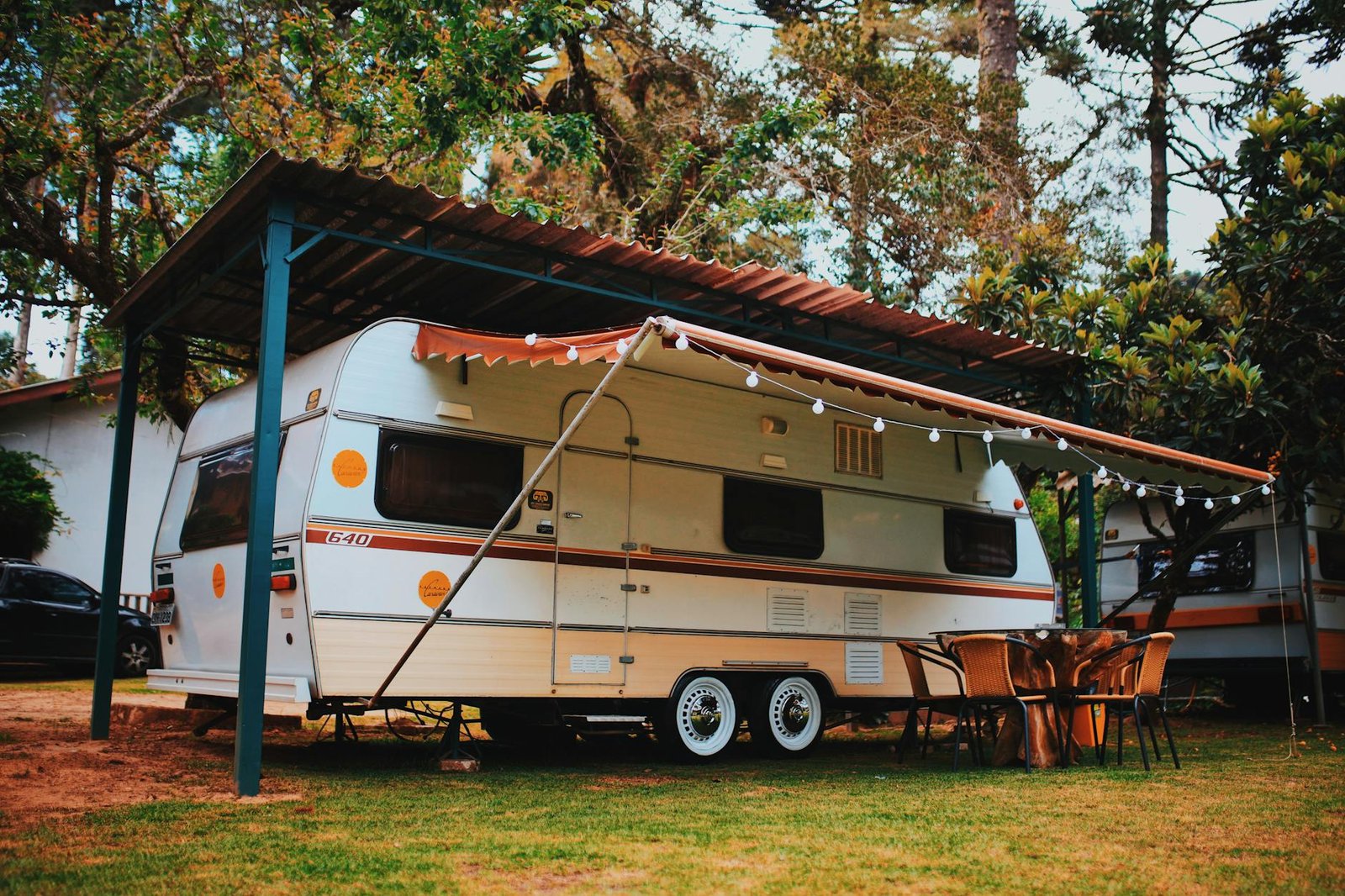 Caravana con avance o toldo desplegado