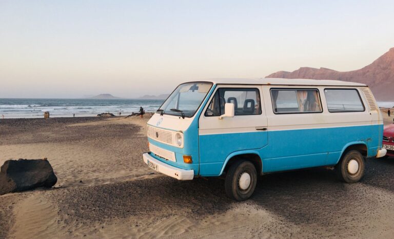 Camper en una ruta por Cabo de Gata con paisaje volcanico y mar