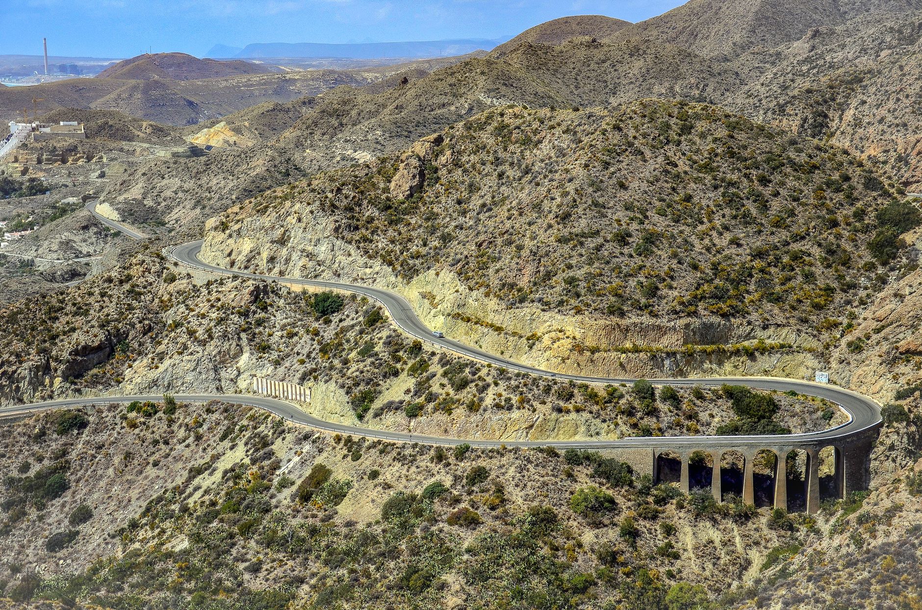 Paisaje seco de Almería junto al mar para ruta camper