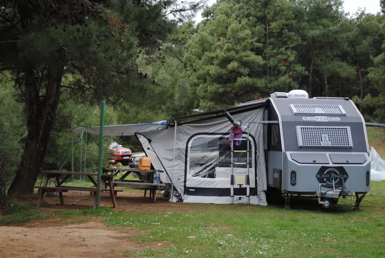 Autocaravana instalada en una parcela de camping