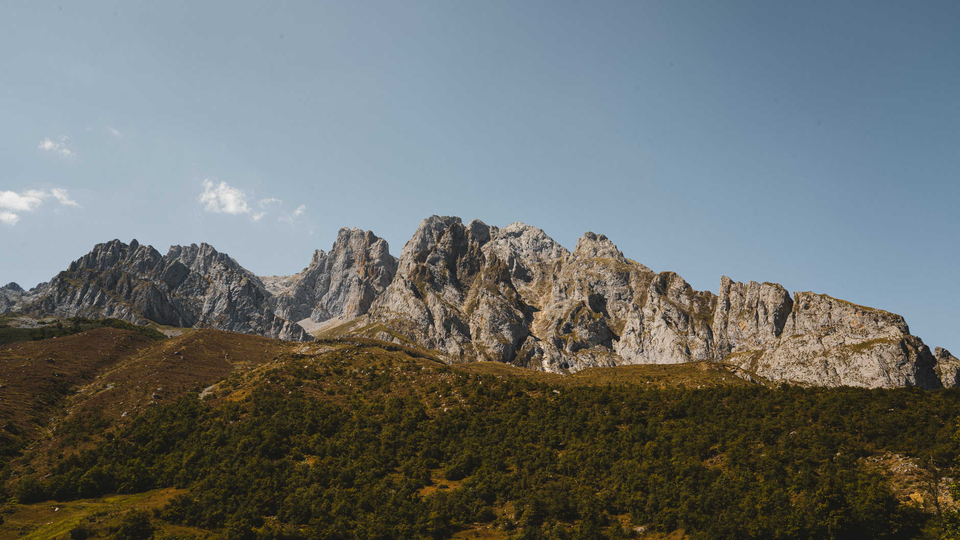 Aparcamiento de montaña para organizar una ruta en autocaravana