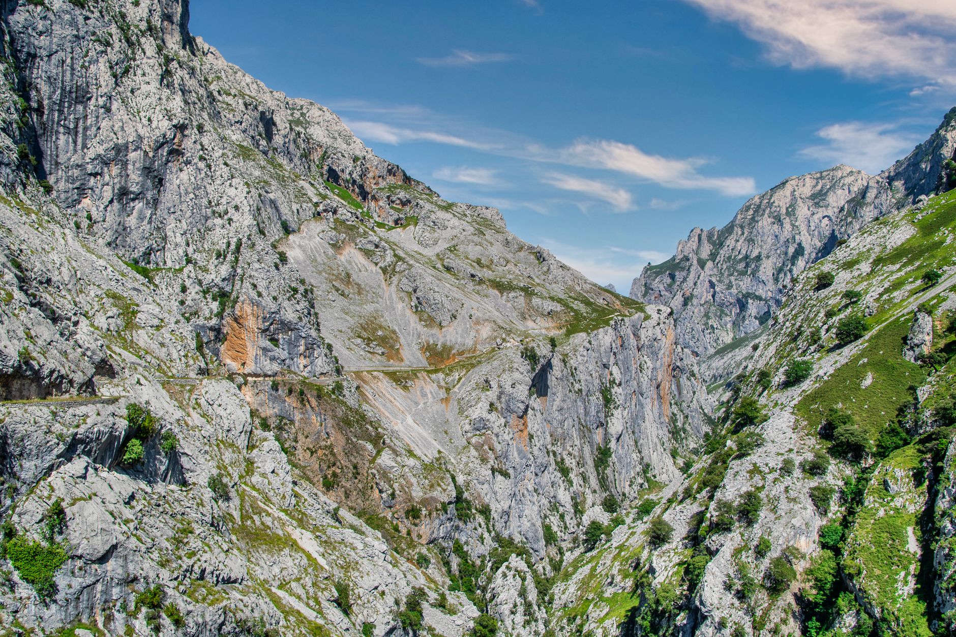 Sendero de montaña en Picos de Europa para planificar rutas desde una base
