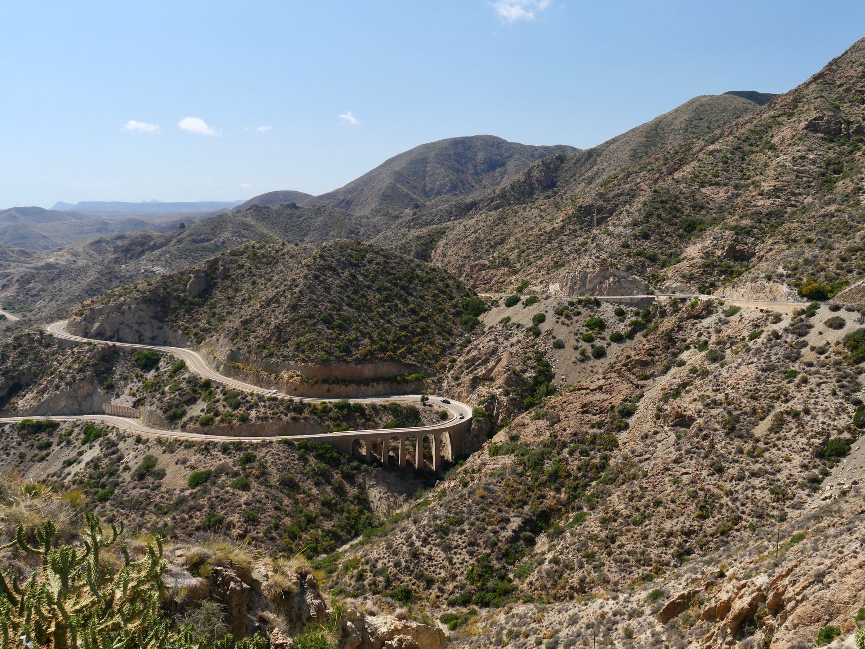 Carretera de montaña en el norte de España para planificar accesos