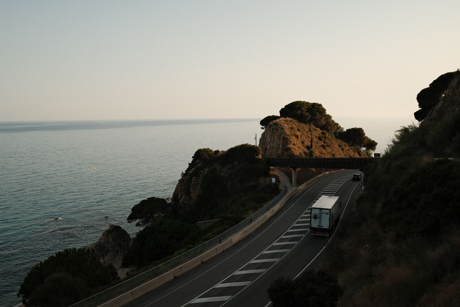 Carretera costera del norte de España para ruta en autocaravana